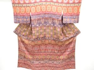 縮緬地 横段に動物・花鳥更紗模様付け下げ小紋着物